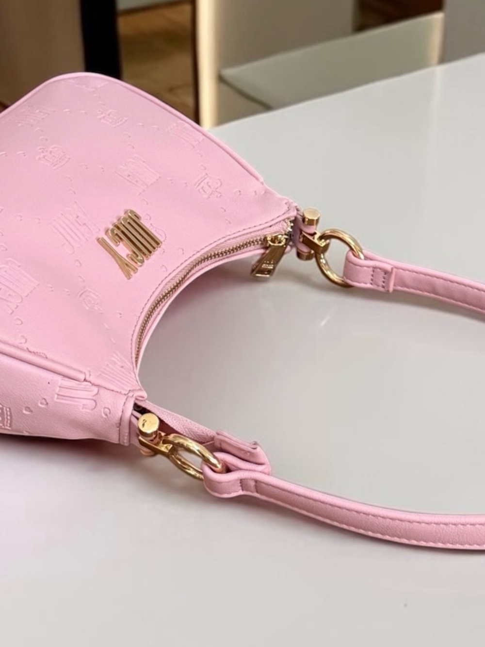 Juicy Couture Pink Embossed Leather Shoulder Bag with Gold Logo - Picture 8 of 12